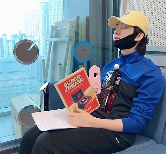 일상 속에서도 불편한 통증을 안고 살아야 하는 현실. 하지만 그는 좌절 대신 예능이라는 새로운 무대에서 자신만의 생존 방식을 묵묵히 증명해 냈다. 김희철 SNS