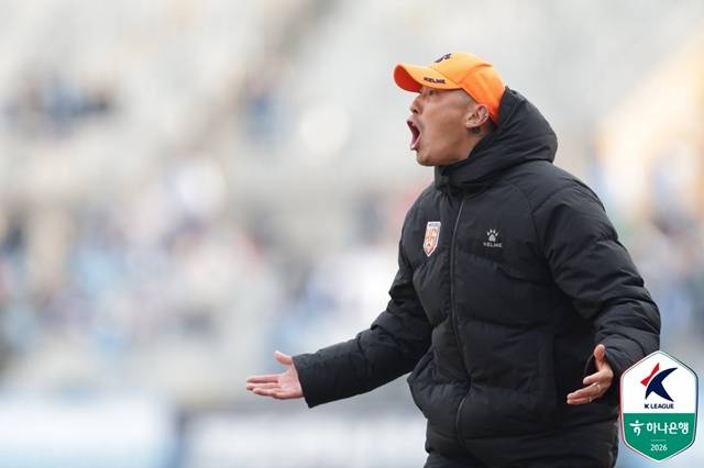 차두리 화성FC 감독이 선수단에 지시를 내리고 있다. /사진=한국프로축구연맹 제공