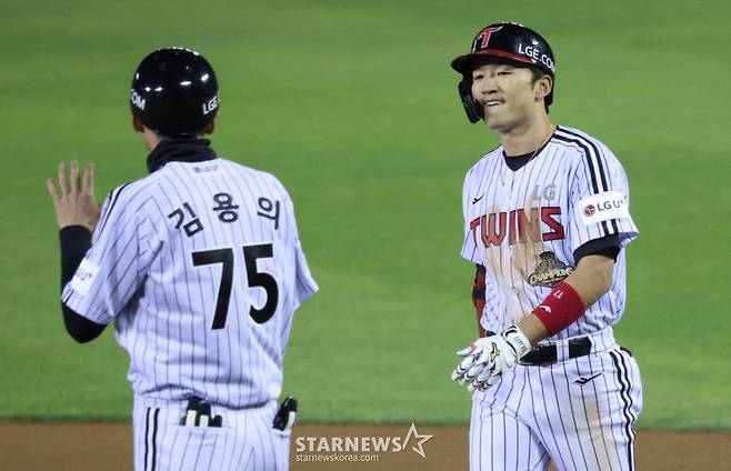 2026 신한 SOL KBO리그 LG 트윈스 대 두산 베어스 경기가 7일 서울 잠실야구장에서 열렸다.  LG 박해민(오른쪽)이 8회말 1사 1,3루에서 1타점 내야안타를 날리고 출루한 후 김용의 코치의 환영을 받고 있다. /사진=김진경 대기자