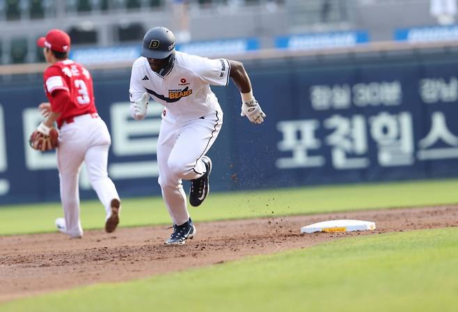 카메론이 9일 잠실 SSG전에서 전력질주를 펼치고 있다. /사진=두산 베어스 제공
