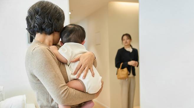 부모의 긴 노동시간이 조부모가 손자녀를 돌봐야 하는 주요 요인으로 꼽혔다.[사진｜게티이미지뱅크]