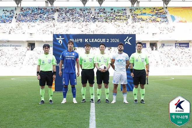 이정효 감독이 이끄는 수원삼성은 9일 수원월드컵경기장에서 열린 대구FC와의 하나은행 K리그2 2026 11라운드 홈 경기에서 0-0 무승부를 거뒀다. 이날 무승부로 수원은 지난 수원FC전 1-3 패배에 이어 2경기 연속 무승을 기록하면서 승점 23(7승2무2패)을 쌓아 2위 자리를 유지했지만 한 경기 덜 치른 선두 부산 아이파크(승점 25)와의 승점 차를 크게 좁히는데 실패했다. 반면 대구는 최성용 감독 부임 후 지난 경남FC와의 10라운드에서 2-0 승리를 거두며 5경기 무승 탈출에 성공하더니 수원전 0-0 무승부로 2경기 연속 무실점을 기록했다. 한국프로축구연맹 제공