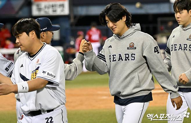 9일 오후 서울 송파구 잠실야구장에서 열린 '2026 신한 SOL Bank KBO리그' SSG 랜더스와 두산 베어스의 경기, 두산이 SSG에 9:4로 승리하며 전날 패배를 설욕했다.  이날 경기에서 승리한 두산 선수들이 기뻐하고 있다. 잠실, 김한준 기자