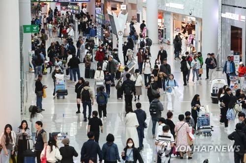 인천공항 여행객  (영종도=연합뉴스) 서대연 기자 = 여행 수요가 급증하고 있는 가운데 27일 오전 인천국제공항 제1여객터미널 출국장 통로가 여행객으로 붐비고 있다. 2023.4.27
    dwise@yna.co.kr