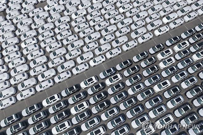 중국 상하이항에서 수출 대기 중인 자동차들  [AFP 연합뉴스 자료사진]