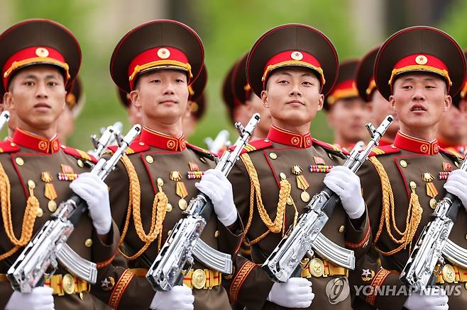 러시아 전승절 열병식에서 행진하는 북한 군인들 [타스 연합뉴스 자료사진. 재배포 및 DB 금지]