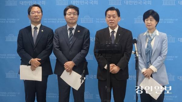 이재준 수원시장과 김승원·백혜련·염태영 등 수원지역 국회의원들이 국회 소통관에서 ‘특례시 지원에 관한 특별법’ 통과와 후속 조치에 대한 입장을 밝히고 있다. 2026.5.8 /하지은기자 zee@kyeongin.com
