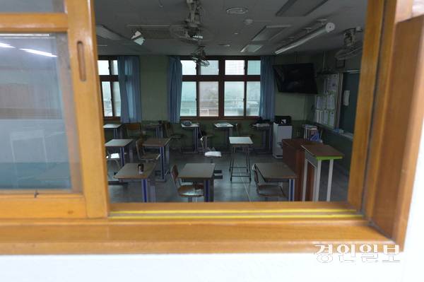 저출산으로 인한 학령 인구 감소에도 시대를 역행하는 지나친 학생 수는 양질 교육의 장애로 작용하고 있다. 사진은 비어있는 교실의 모습. /경인일보DB