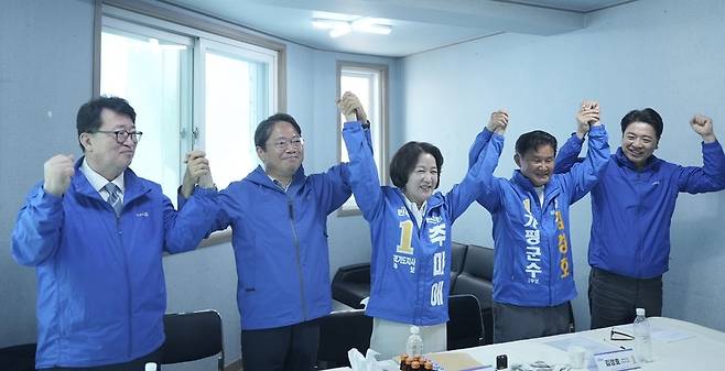 (왼쪽부터)임광현 경기도의원, 더불어민주당 김승원 경기도당위원장, 추미애 경기지사 후보, 김경호 가평군수 후보, 부승찬(용인병) 국회의원이 10일 김경호 가평군수 후보 선거사무실에서 열린 정책 간담회에서 손을 맞잡고 기념촬영을 하고 있다. <민주당 경기도당 제공>