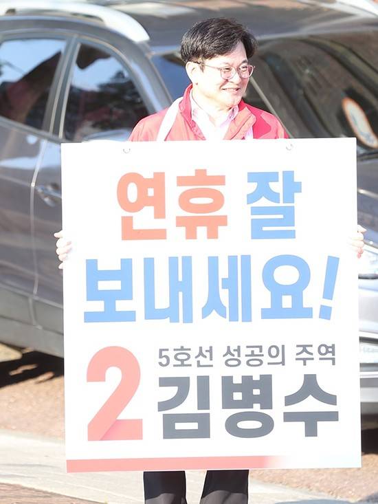 김포시청 앞에서 퇴근길 유세 중인 국민의힘 김병수 김포시장 후보. <김병수 후보 SNS 캡처>