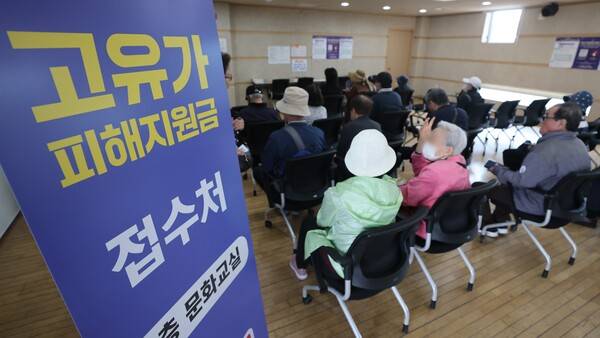 고유가 피해지원금 1차 지급이 시작된 27일 서울 강서구 화곡4동 주민센터에서 시민들이 지원금을 지급받기 위해 대기하고 있다. 연합뉴스