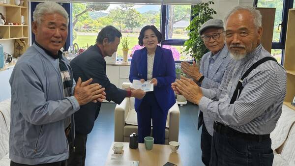 장흥 장평중학교 8회 졸업생들이 백귀덕 교장에게 후배들의 해외체험학습을 위한 학교발전기금을 기탁하고 있다. 장평중 제공