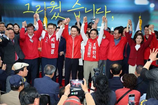 국민의힘 장동혁 대표가 10일 오후 부산 북구에서 열린 박민식 북갑 국회의원 보궐선거 후보 선거사무소 개소식에서 박후보와 박형준 부산시장 후보 등과 손을 맞잡고 있다. 연합뉴스