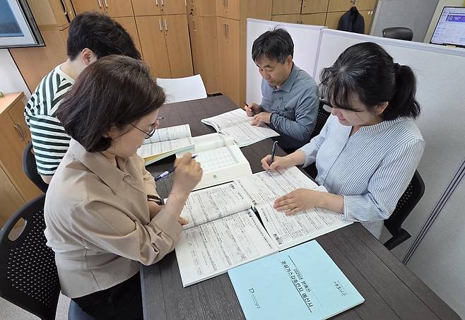 광주 남구는 지역 자치구 중 처음으로 ‘감축인지 예산제’를 도입, 1년 만에 온실가스 1천여t을 감축한 것으로 나타났다. 사진은 최근 남구 관계자들이 지난해 온실가스 예산제 결산서를 작성하고 성과 등을 분석하는 모습.<광주남구 제공>