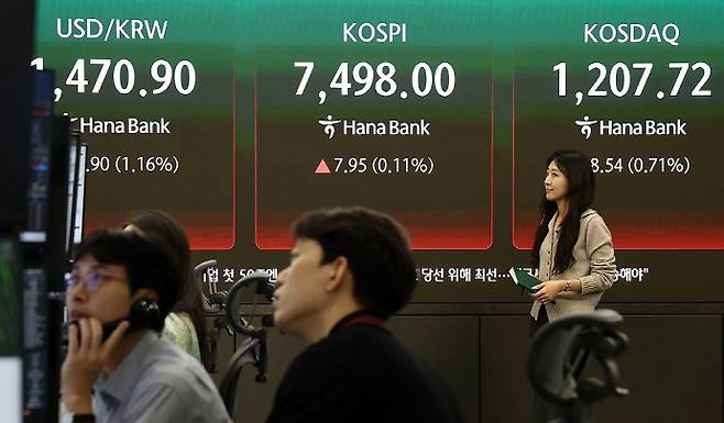 미국과 이란 간 군사 충돌 이후 글로벌 금융시장이 요동치는 가운데, 국내 자본시장도 전례 없는 급등 흐름을 보이며 새로운 국면에 진입하고 있다. 특히 코스피는 두달여 전 사상 처음으로 6,000선을 넘은데 이어 7,000선까지 돌파하는 초강세 흐름을 이어가고 있다. 사진은 코스피가 장 후반 상승 전환해 7,500선 턱밑에서 장을 마치며 또 사상 최고치를 경신한 지난 8일 서울 하나은행 본점 딜링룸에서 딜러들이 업무를 보고 있는 모습. /연합뉴스
