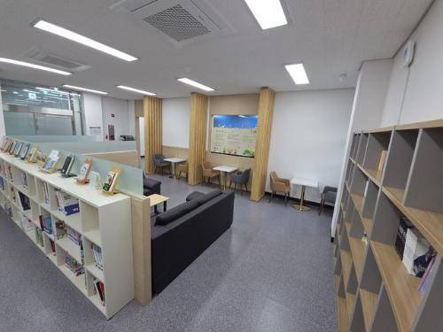 양구 국토정중앙면의 작은도서관인 ‘국토정중앙 책마루’가 새롭게 문을 열고 주민 중심 생활문화공간으로 운영에 들어간다.