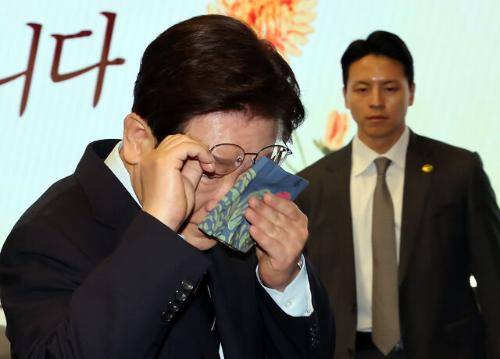 눈물 닦는 이재명 대통령 (서울=연합뉴스) 한상균 기자 = 이재명 대통령이 8일 서울 중구 대한상공회의소에서 열린 어버이날 기념식에서 축사 후 눈물을 닦고 있다. 이 대통령은 축사에 앞서 순직 경찰관, 소방관 부모님들에게 카네이션을 달아드렸다. 2026.5.8 [청와대통신사진기자단] xyz@yna.co.kr (끝) <저작권자(c) 연합뉴스, 무단 전재-재배포, AI 학습 및 활용 금지>