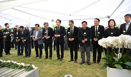 ‘동곡 김진만(1918~2006) 선생 20주기 추모식’이 10일 경기도 남양주시 금곡 선영에서 엄수된 가운데 박진오 강원일보 사장을 비롯한 강원일보 임직원과 강일언론인회 회원들이 헌화하고 있다. 남양주시 금곡=박승선기자