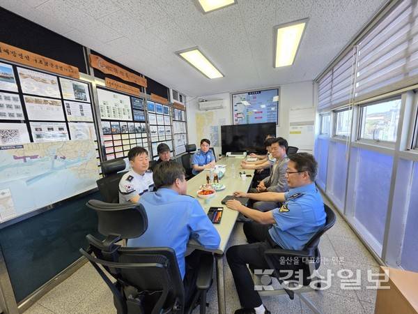 울산해양경찰서는 지난 7일부터 8일까지 이틀간 지역내 주요 항포구와 치안 현장을 방문해 현안을 공유하고 긴급 구조 대응태세를 점검했다. 울산해경 제공