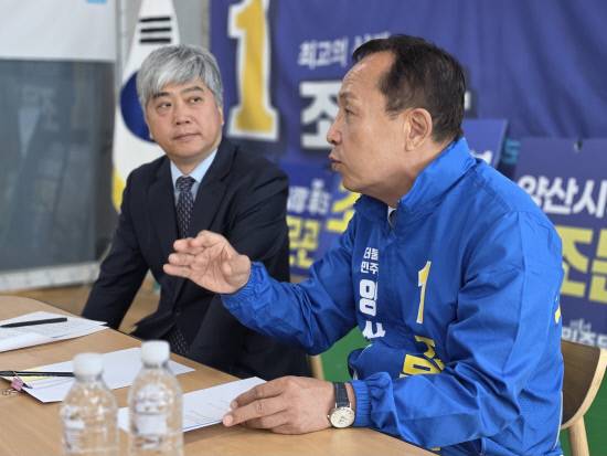 조문관(민주당) 양산시장 후보가 지난 8일 한국승강기대 이현석 총장을 만나 양산 웅상 제2캠퍼스 개설 관련을 협의하고 있다. 사진-조문관 후보 관계자