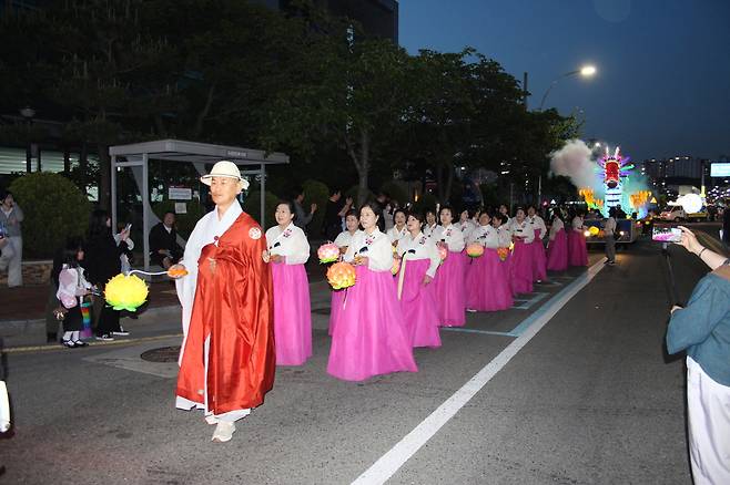 지난 9일 영일대 해수욕장 일원에서 펼쳐진 ‘2026 시민소통문화제’ 제등행렬에서 황해사 측 장엄등이 화려한 위용을 뽐내며 이동하고 있다.