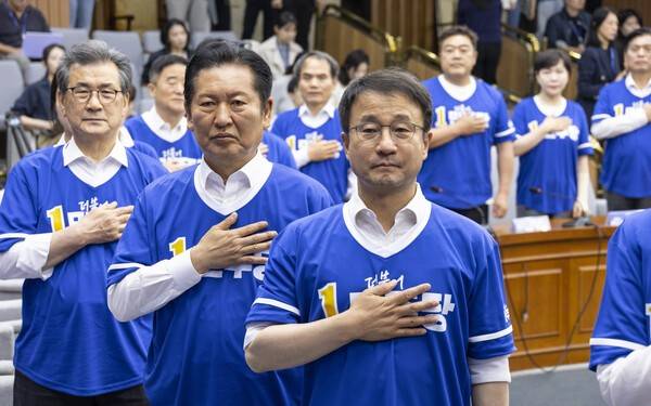10일 국회에서 열린 더불어민주당 대한민국 국가 정상화 선거대책위원회 출범식에서 총괄상임선대위원장을 맡은 정청래 대표(오른쪽 두 번째)와 상임선대위원장을 맡은 한병도 원내대표(오른쪽 첫 번째), 상임선대위원장을 맡은 이시종 전 충북지사(왼쪽)를 비롯한 공동선대위원장, 선대위원들이 국기에 경례하고 있다. 연합뉴스