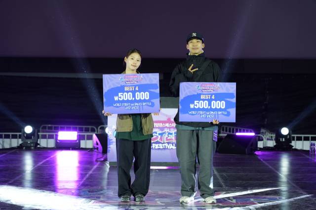 '월드 스트리트 1:1 댄스 배틀 힙합'에서 BEST 4에 든 강찬송(파카·서울, 오른쪽)과 권재은(재은·부산). 청년문화진흥협회 제공