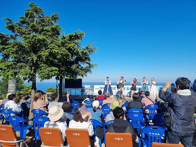 ▲ 울릉도아리랑보존회 황효숙 명창, 가수 김정욱, 바이올리니스트 우정숙, 포항흥해농요보존회가 함께 무대에 올라 국악과 아리랑 선율이 어우러진 공연을 선보이고 있다. 사진 독자 제공