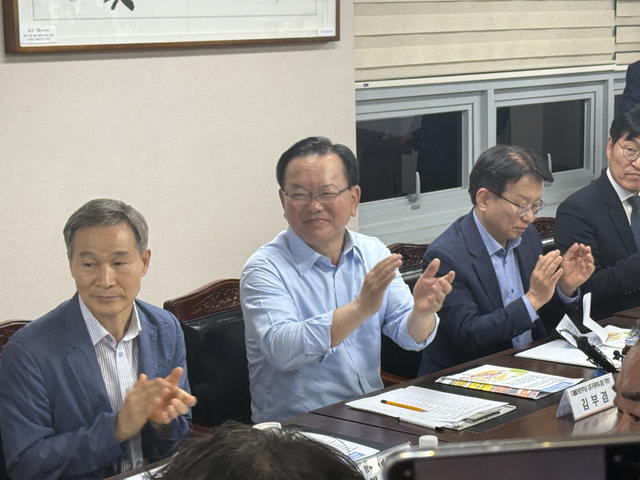 더불어민주당 김부겸 대구시장 예비후보가 9일 대구 중구 서문시장 상인연합회를 찾아 현안을 청취하고 있다. 박수연 기자