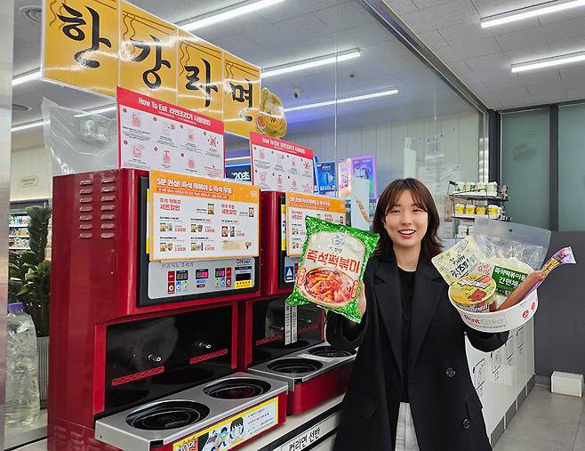 편의점 CU가 ‘한강라면’으로 알려진 즉석 라면 조리기를 활용해 선보인 즉석 떡볶이가 출시 한 달 만에 누적 판매량 3만 개를 돌파했다고 이달 10일 밝혔다.(사진제공=BGF리테일)