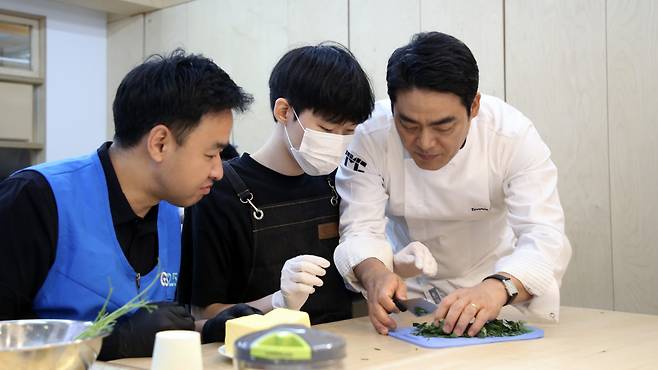타미 리 셰프가 밀알학교에서 학생들, GS리테일 임직원들과 요리 봉사 활동을 진행하고 있다.(사진제공=GS리테일)