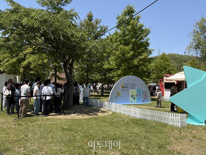 9일 서울 마포구 난지한강공원에서 열린 ‘별 하나 페스티벌’에서 부스 이벤트를 즐기고 있는 사람들의 모습이다.(황민주 기자 minchu@)