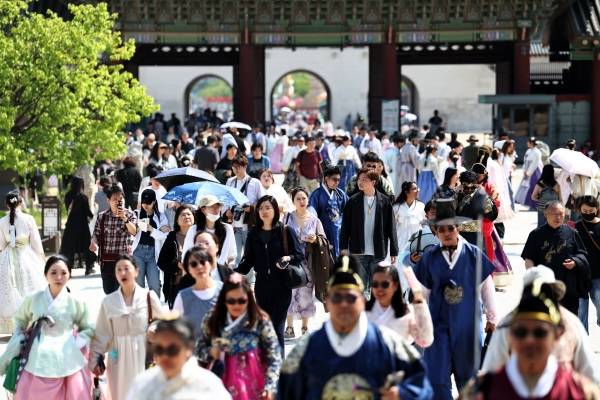 지난달 30일 서울 종로구 경복궁에서 관광객들이 시간을 보내고 있다. /연합뉴스