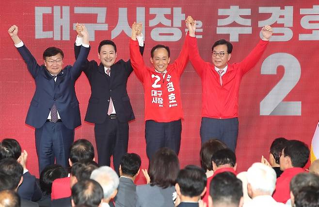 추경호 국민의힘 대구시장 후보(왼쪽 세번째)가 지난 3일 오후 대구 수성구 선거사무소 개소식에서 장동혁 대표와 두 손을 높이 들어 보이고 있다. 왼쪽부터 정점식 정책위의장, 장동혁 대표, 추경호 후보, 송언석 원내대표. (출처 : 뉴스1)