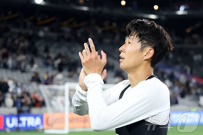 팬들에게 박수를 보내는 LA FC의 손흥민 ⓒ AFP=뉴스1