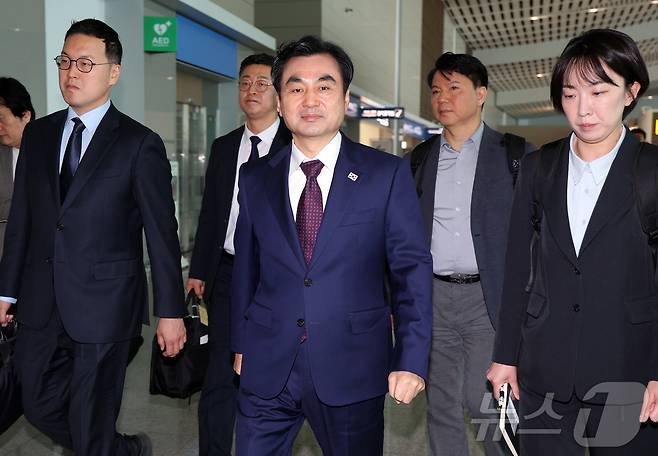 안규백 국방부 장관이 10일 오전 피트 헤그세스 미국 국방부(전쟁부) 장관과 회담을 위해 인천국제공항 제2터미널에서 워싱턴D.C로 출국하고 있다.  2026.5.10 ⓒ 뉴스1 김진환 기자