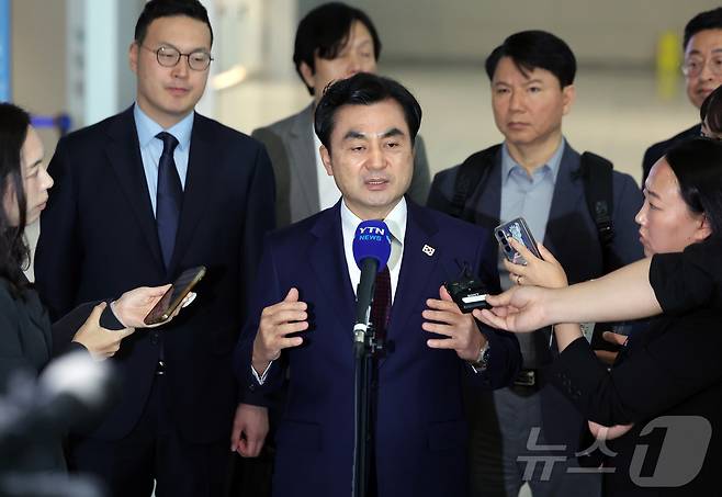 안규백 국방부 장관이 10일 오전 피트 헤그세스 미국 국방부(전쟁부) 장관과 회담을 위해 인천국제공항 제2터미널에서 워싱턴D.C로 출국 전 취재진과 인터뷰를 하고 있다. 2026.5.10 ⓒ 뉴스1 김진환 기자