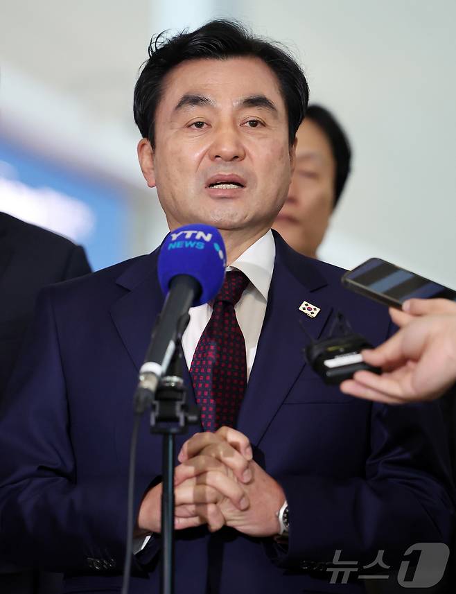 안규백 국방부 장관이 10일 오전 피트 헤그세스 미국 국방부(전쟁부) 장관과 회담을 위해 인천국제공항 제2터미널에서 워싱턴D.C로 출국 전 취재진과 인터뷰를 하고 있다. 2026.5.10 ⓒ 뉴스1 김진환 기자