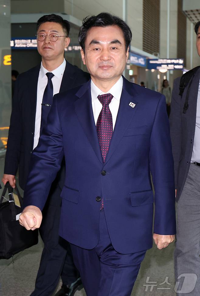 안규백 국방부 장관이 10일 오전 피트 헤그세스 미국 국방부(전쟁부) 장관과 회담을 위해 인천국제공항 제2터미널에서 워싱턴D.C로 출국하고 있다. 2026.5.10 ⓒ 뉴스1 김진환 기자