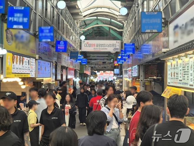 일요일인 10일 강원 강릉지역 대표 전통시장인 중앙·성남시장 먹거리골목이 나들이객들로 가득 차 있다. 2026.5.10/뉴스1