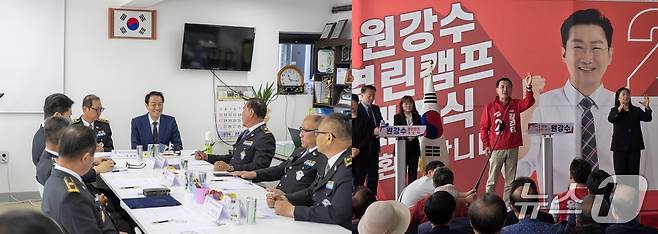 10일 춘천 강원도 자율방범연합회 회원들과 만난 우상호 더불어민주당 강원도지사 예비후보(사진 왼쪽)와 같은 날 원강수 예비후보 개소식에 참석한 김진태 국민의힘 강원도지사 예비후보.(각 후보 캠프 측 제공, 재판매 및 DB 금지) 2026.5.10/뉴스1