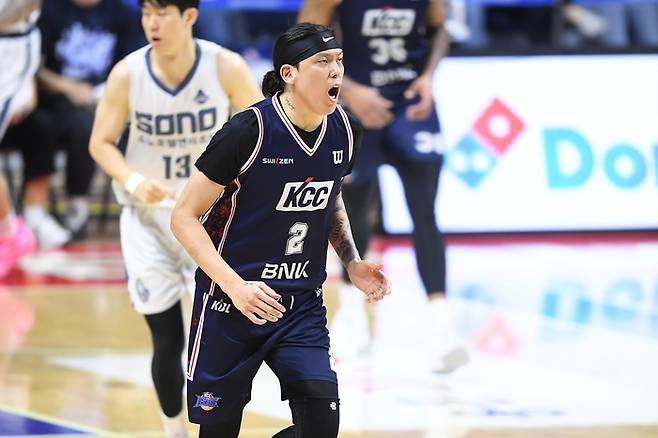 KCC 최준용이 9일 부산 사직체육관에서 열린 2025~2026 LG전자 프로농구 챔피언결정전 3차전 소노와 경기에서 득점 후 포효하고 있다. 사진 | KBL