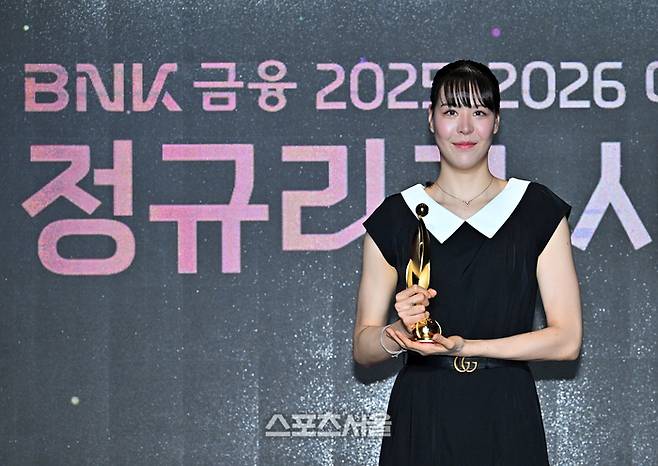 KB스타즈 박지수가 6일 서울 용산구 서울드래곤시티 그랜드볼룸에서 열린 BNK금융 2025-2026 여자프로농구 정규리그 시상식에서 MVP를 포함한 3관왕에 오른 뒤 기념촬영을 하고 있다. 박진업 기자 upandup@sportsseoul.com