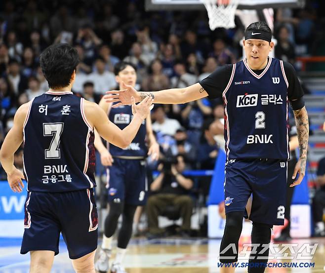 10일 부산사직체육관에서 열린 부산KCC와 고양 소노의 프로농구 챔피언결정전 4차전. KCC 최준용이 허훈과 하이파이브를 하고 있다. 부산=허상욱 기자wook@sportschosun.com/2026.05.10/