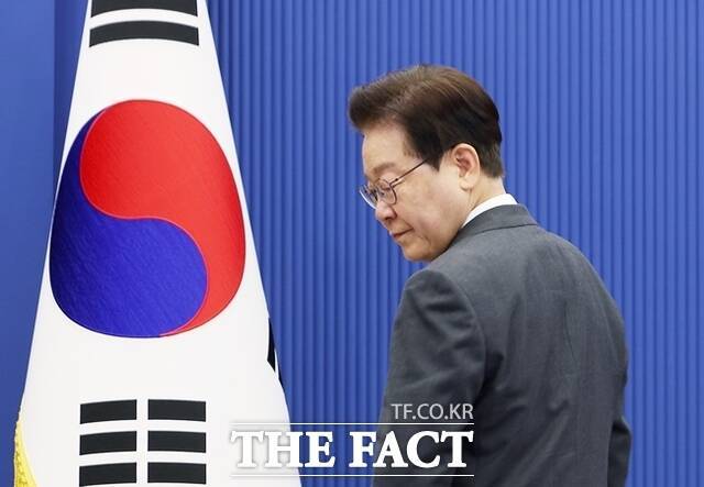 대한건설정책연구원에 따르면 국내 주택시장은 이재명 정부 공급 확대 의지에도 불구하고 '공사비 쇼크'와 '공기 지연'이 겹친 구조적 병목 현상이 나타나고 있다. 사진은 이재명 대통령이 지난 7일 청와대에서 열린 수석보좌관회의에서 국민의례를 마친 뒤 자리로 향하고 있다. /청와대통신사진기자단·뉴시스