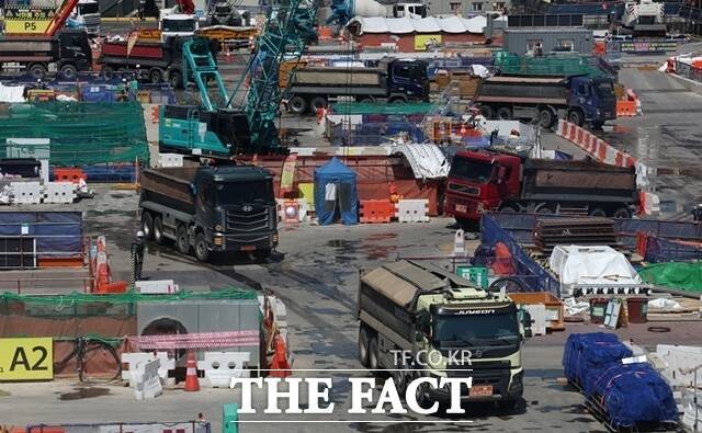 한국무역협회 국제무역통상연구원은 원·달러 환율이 1500원에 도달할 경우 건설생산비용이 2023년 대비 약 3.34% 증가할 것으로 추산했다./뉴시스