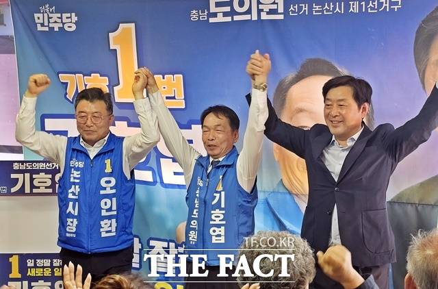 오인환 논산시장 예비후보(왼쪽)와 황명선 국히의원(오른쪽)이 기호엽 예비후보(가운대)의 선서사무소 개소식에 참석해 필승을 외치고 있다. /김형중 기자