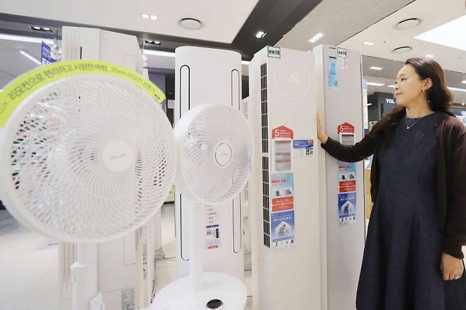 롯데하이마트 관계자가 냉방·세탁 가전 여름맞이 행사 상품을 선보이고 있다. 롯데하이마트 제공