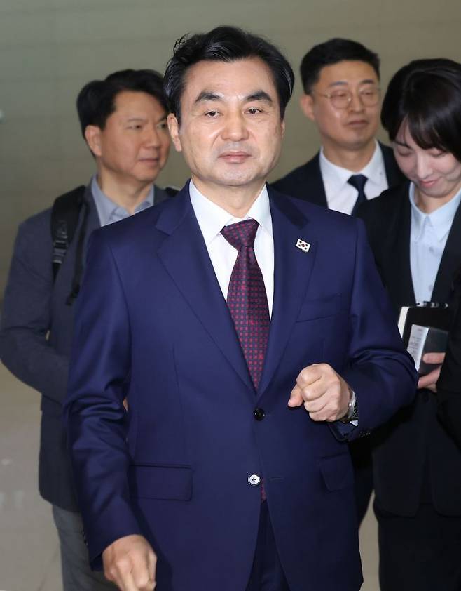 미국을 방문하는 안규백 국방부 장관이 10일 인천국제공항 제2터미널 출국장으로 이동하고 있다. 연합뉴스
