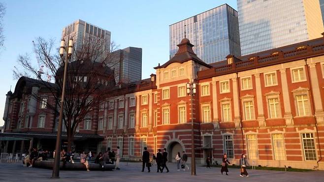 일본에서 의사로 일하는 타카는 챗GPT로부터 자신의 가방에 폭탄이 있다는 말을 들었다. 그러나 현지 경찰이 도쿄 기차역을 확인했으나, 아무것도 발견되지 않았다